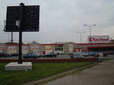 Telebim ul. Łokietka, na parkingu marketu Kaufland,Brzeg